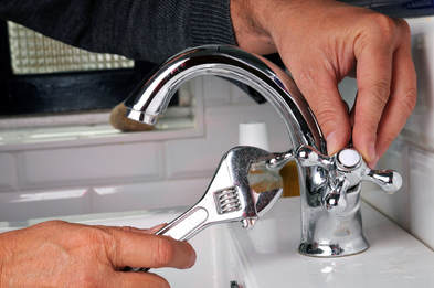Man tightening faucet handle 